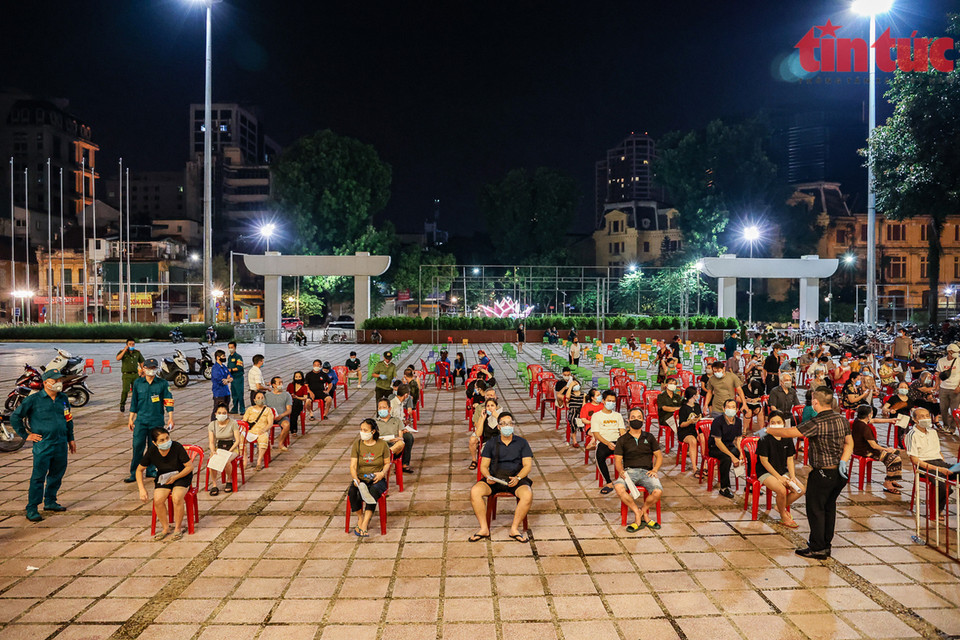 Ханой организует вакцинации против COVID-19 для всех людей в возрасте 18 лет и старше до 15 сентября 2021 года на основе количества вакцин, выделенных Министерством здравоохранения. (Фото: ВИА)