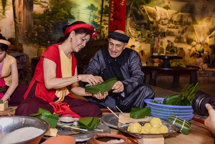 Иностранцы пробуют сами делать баньчынг. (Фото: Vietnam+)