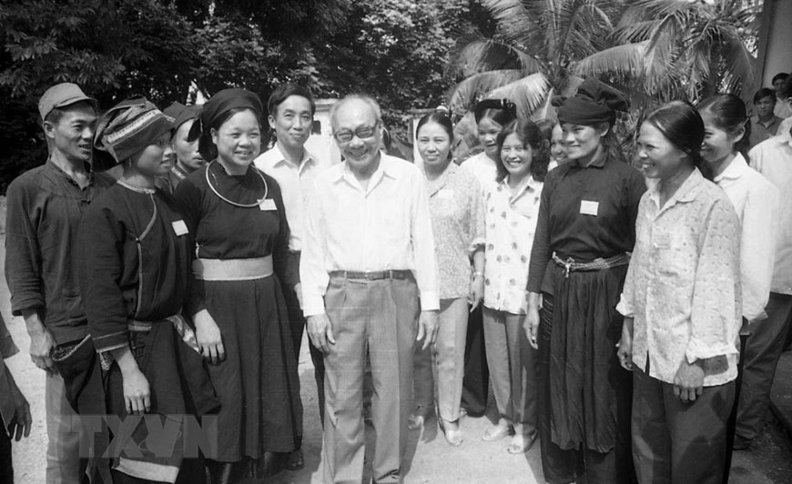 Утром 23 сентября 1991 года председатель Государственного совета Во Тьи Конг присутствовал и выступил на открытии внеочередного собрания Народного совета провинции Хатуен (срок IV). (Фото: Минь Диен /ВИА)
