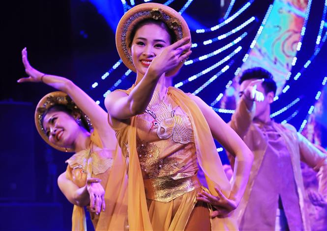 Танцевально-певческий спектакль «Страна колыбельных» в исполнении молодежной ханойской танцевальной труппы. (Фото: ВИА)