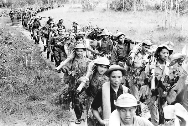 На пути к фронту во время военной зимне-весенней операции в 1964-1965 годах, на востоке юга Вьетнама. (Фото: архив/опубликовано ВИА)