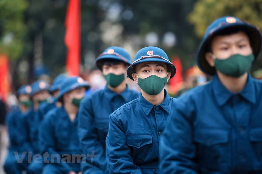 По данным верховного военного командования Ханоя, все новоиспеченные солдаты прошли тестирование на COVID-19. (Фото: Vietnam +)