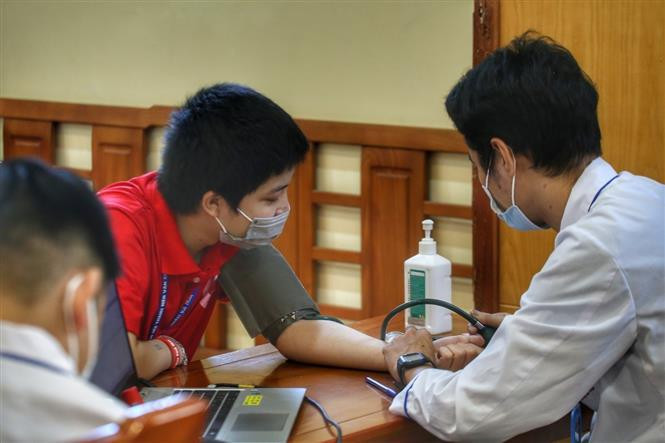 Врачи проверяют здоровье доноров крови. (Фото: ВИА)