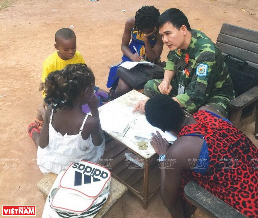 Вьетнамские мировотворцы не только выполняют задачу поддержания мира, но и являются «послами» мира, учителями, который «сеет» мир и дружбу с коренными народами. (Фото: предоставлено Департаментом по поддержанию мира Вьетнама)