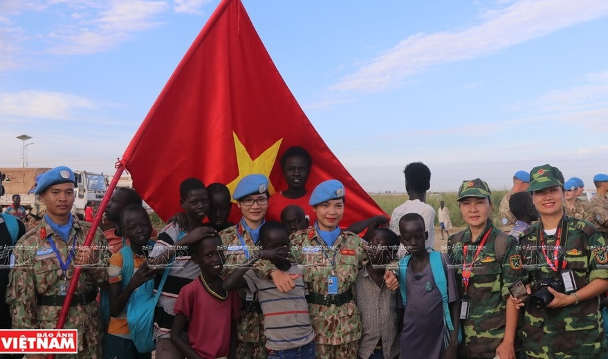 Вьетнамские миротворцы - дружелюбные и друзья коренных жителей Южного Судана. (Фото: предоставлено Департаментом по поддержанию мира Вьетнама)