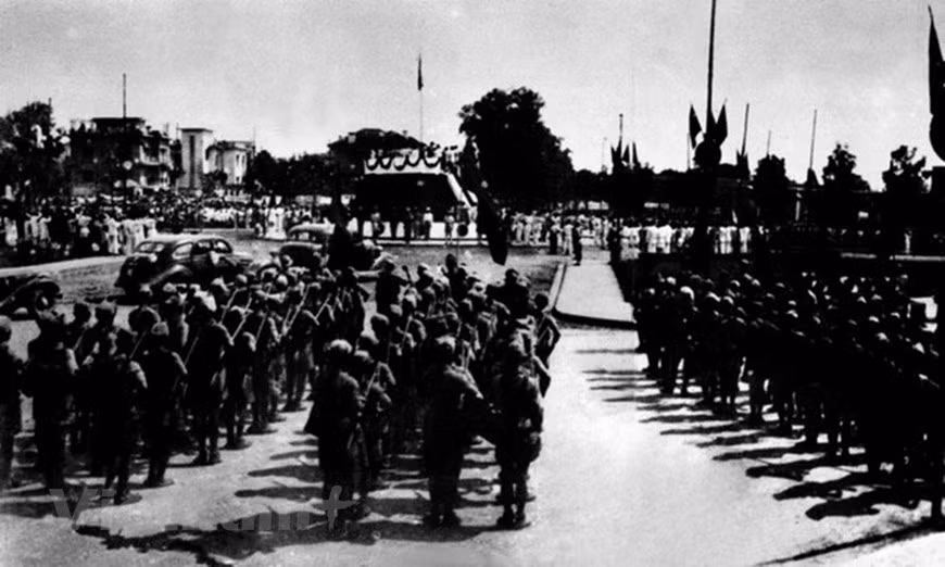 2 сентября 1945 года на площади Бадинь президент Хо Ши Мин от имени Временного правительства зачитал Декларацию о Независимости, положившую начало Демократической Республике Вьетнам, полностью ознаменовав победу Августовской революции. (Фото архива)