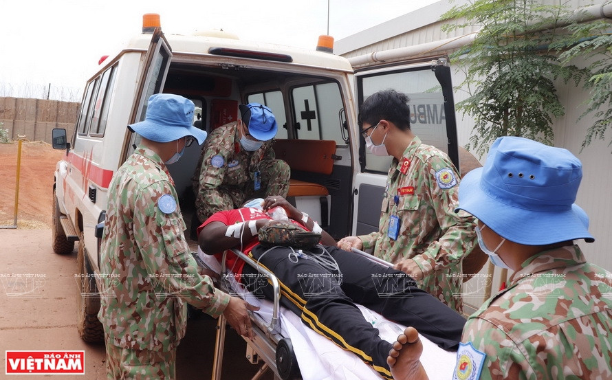 Полевой госпиталь 2.2 организовал медицинское осмотр и лечение более 1.400 пациентов, отвечает за здоровье 2.200 сотрудников Организации Объединенных Наций в Бентиу, Южный Судан. (Фото: предоставлено Департаментом по поддержанию мира Вьетнама)