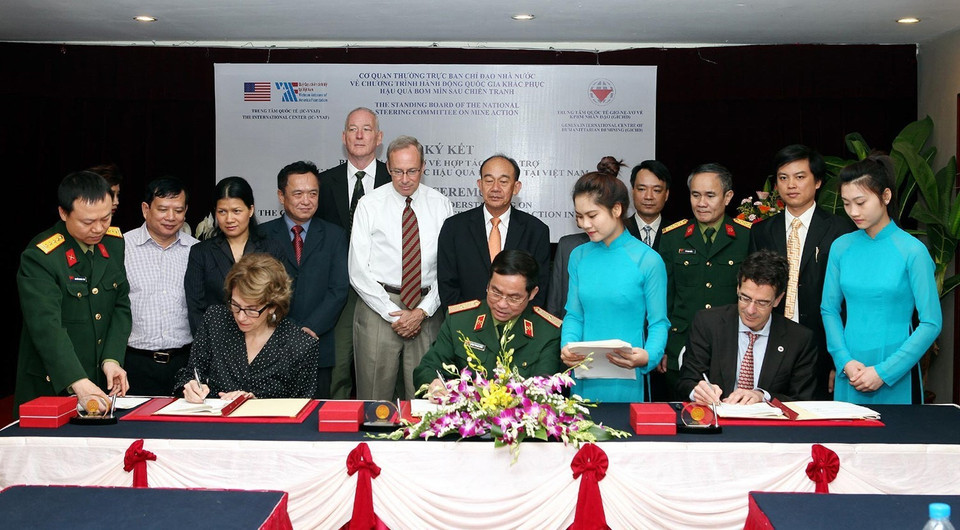 504-й Руководящий комитет, Женевский международный центр по гуманитарным минным средствам (GICHD) и Китайский международный центр поддержки и сотрудничества в послевоенной противоминной защите во Вьетнаме (IC-VVAF) подписывает Меморандум о взаимопонимании по сотрудничеству и помощи в области обнаружения наземных мин / неразорвавшихся боеприпасов во Вьетнаме. (Ханой, 27 марта 2013 г.). (Фото: Ань Туан/ВИА)