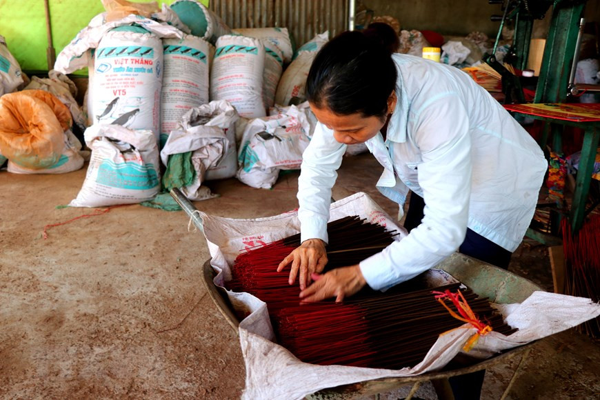 Сушка благовоний в солнечные зимние дни. (Фото: Тыонг Ви/ВИА)