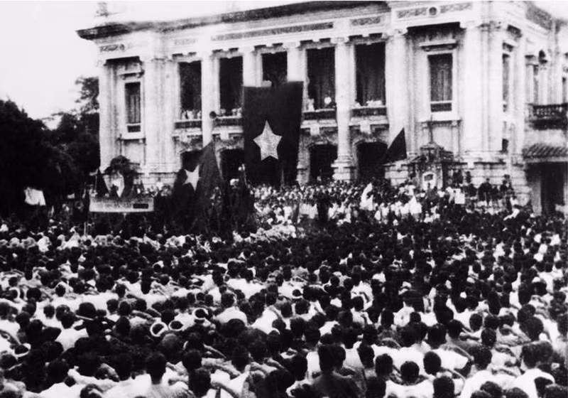 19 августа 1945 года десятки тысяч людей в Ханое и соседних провинциях прибыли на площадь Ханойского театра оперы, чтобы принять участие в беспрецедентном массовом митинге революционных масс в ответ на Всеобщее восстание за власть. (Фото: архив ВИА)