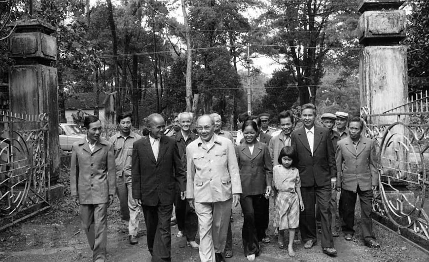 5 апреля 1988 г. Политбюро издало резолючию № 10 / NQ-TW об обновлении управления сельскохозяйственной экономикой. Всего через год Вьетнам, бывший импортер продовольствия, не только обеспечивает внутреннее потребление, но и экспортирует более 1 миллиона тонн риса. На фото: экспорт риса в порту Сайгон. (Фото: ВИА)