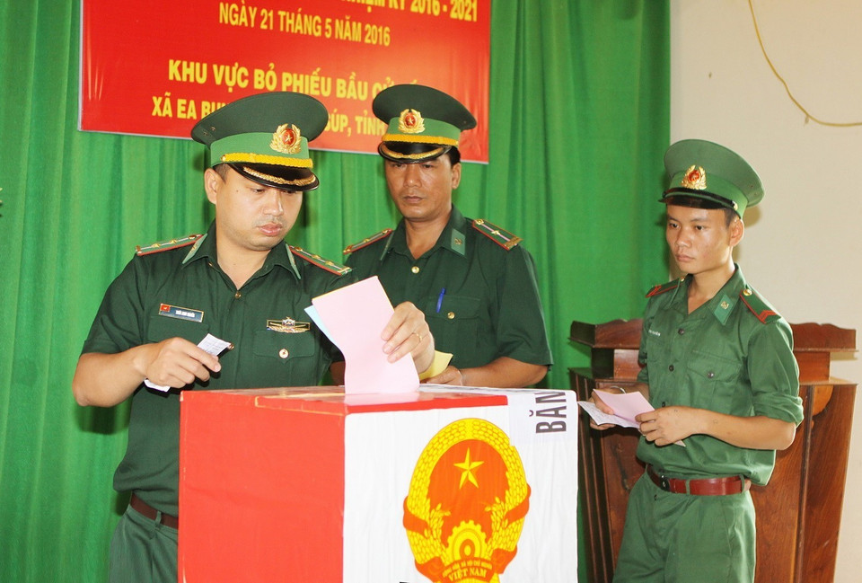 Офицеры и солдаты пограничного поста Дакруэ 739 общины Эабунг (провинция Даклак) голосуют в выборах депутатов Национального собрания 14-го созыва. (Фото: ВИА)