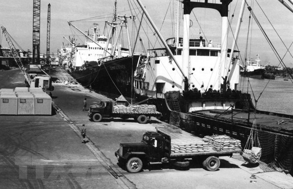 Председатель Государственного совета Во Тьи Конг посещает семью Героя Нупа во время его рабочего визита в провинцию Жалай-Контум с 1 по 5 июня 1988 года. (Фото: Минь Диен / ВИА)