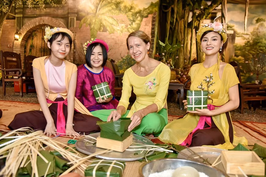 Иностранцы пробуют сами делать баньчынг. (Фото Vietnam +)
