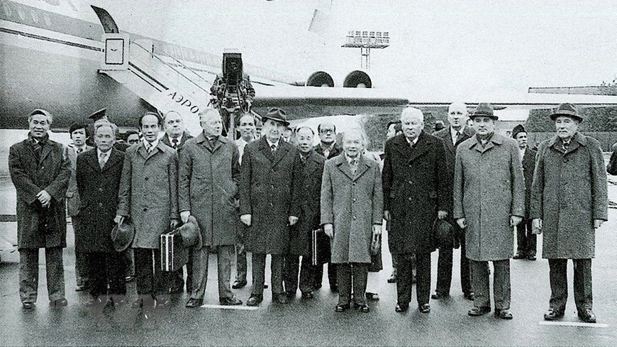 Председатель Государственного совета Чыонг Тьинь возглавляет делегацию Партии и государства Вьетнам, которая посещает Советский Союз 4 ноября 1982 года. (Фото: архив / опубликовано ВИА)