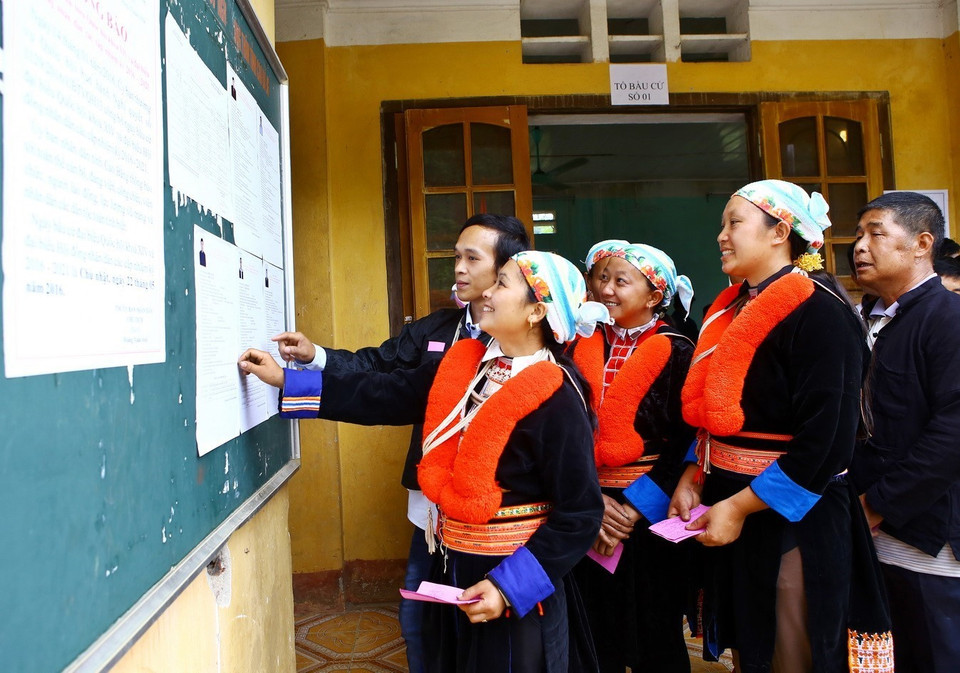 Этнические избиратели в избирательной группе № 1 общины Тхайхок уезда Нгуенбинь (провинция Каобанг) узнают о кандидатах до выборов. (Фото: ВИА)