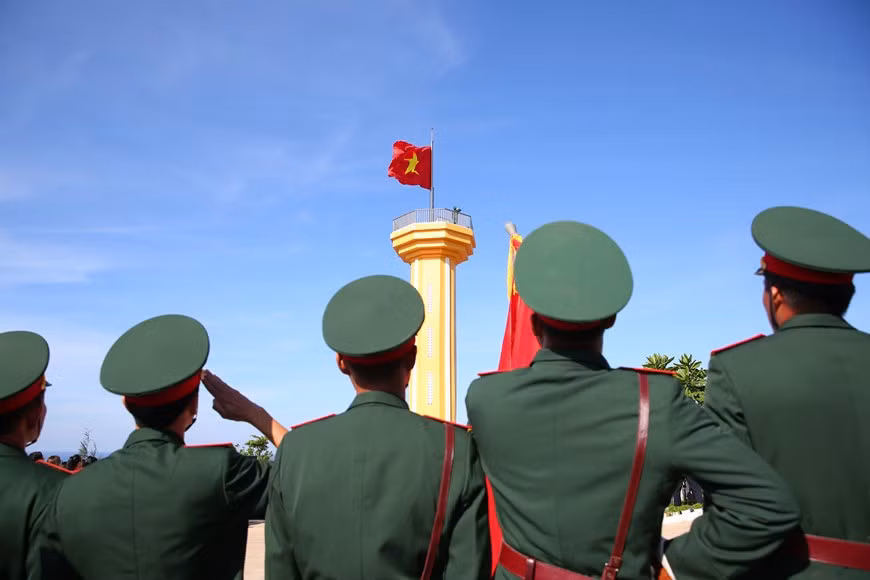 Церемония поднятия флага на вершине горы Тхойлой. (Фото: Лам Фан / Vietnam +)