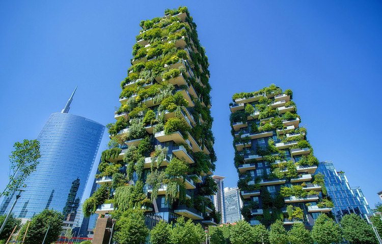 Построенный 7 лет назад жилой дом Bosco Verticale в Милане (Италия) состоит из двух башен с залитыми зеленью балконами, образующими «две зеленые башни». На этом 111-метровом объекте высажено более 900 деревьев. (Фото: Getty Images)