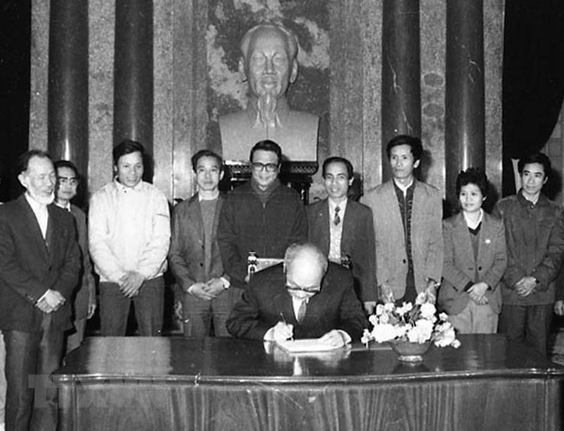  Подключение в национальной электрической сети в уезде Канжо (Хошимин), 1990 г. (Фото: архив/опубликовано ВИА)