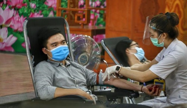 Те, кто регистрируется для сдачи крови, прибывают в разное время, чтобы избежать больших накопление людей. (Фото: ВИА)