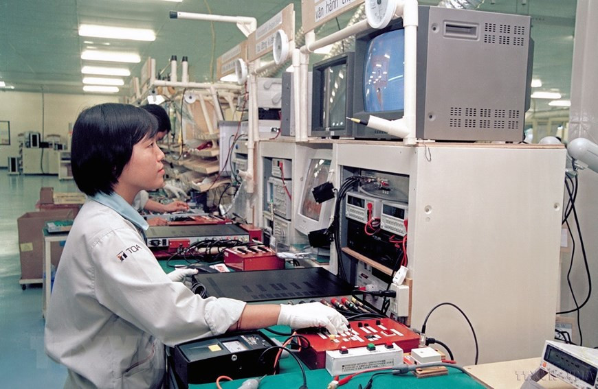 26 сентября 1989 года последние вьетнамские солдаты-добровольцы покинули Камбоджу, чтобы вернуться в свою родную страну, завершив 10 лет международной службы в стране (1979-1989гг.), их проводили тысячи местных людей в столице Пномпеня. (Фото: Нгуен Зинь /ВИА)