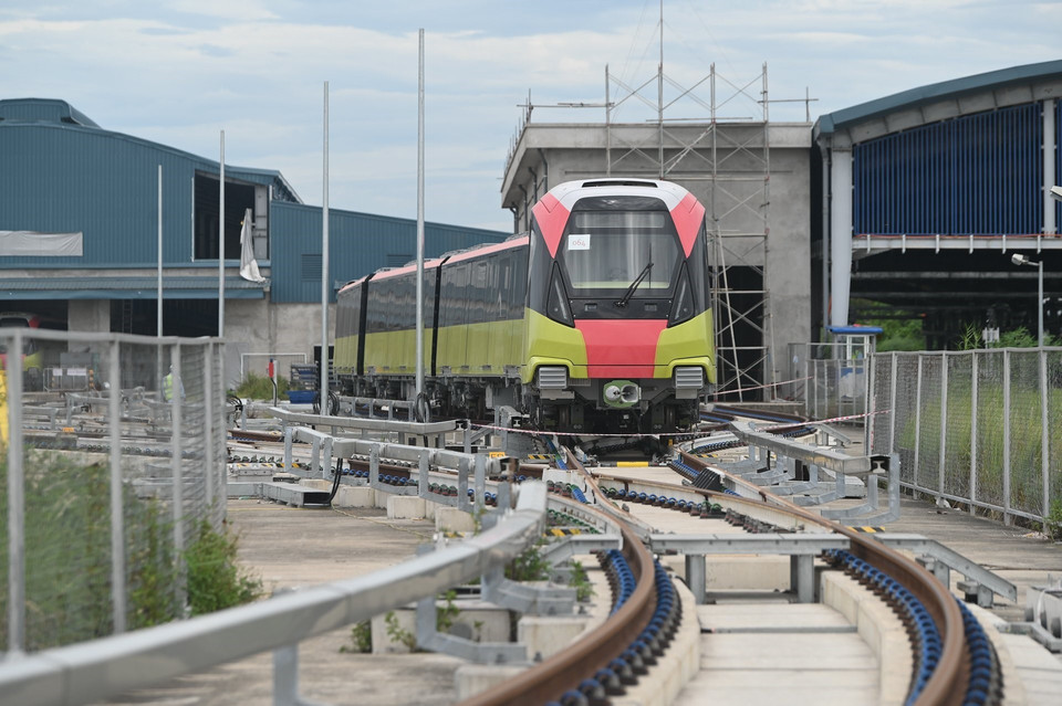 Поезд отбывается с депо. (Фото: ВИА)