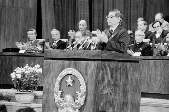 Выступая на VI съезде после избрания Генеральным секретарем ЦК КПВ, г-н Нгуен Ван Линь подчеркнул, что этот съезд стал важным переходным шагом в процессе наследования и обновления руководства партии. Он также выразил решимость: «Никакие препятствия не могут помешать нам двигаться вперед». (Фото: ВИА)