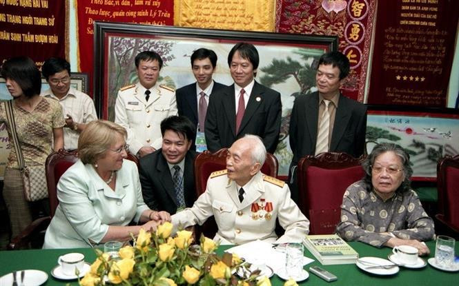 17 ноября 2006 года в Ханое генерал Во Нгуен Зиап принял президента Чили Мишель Бачелет во время его официального визита во Вьетнам. (Фото: ВИА)