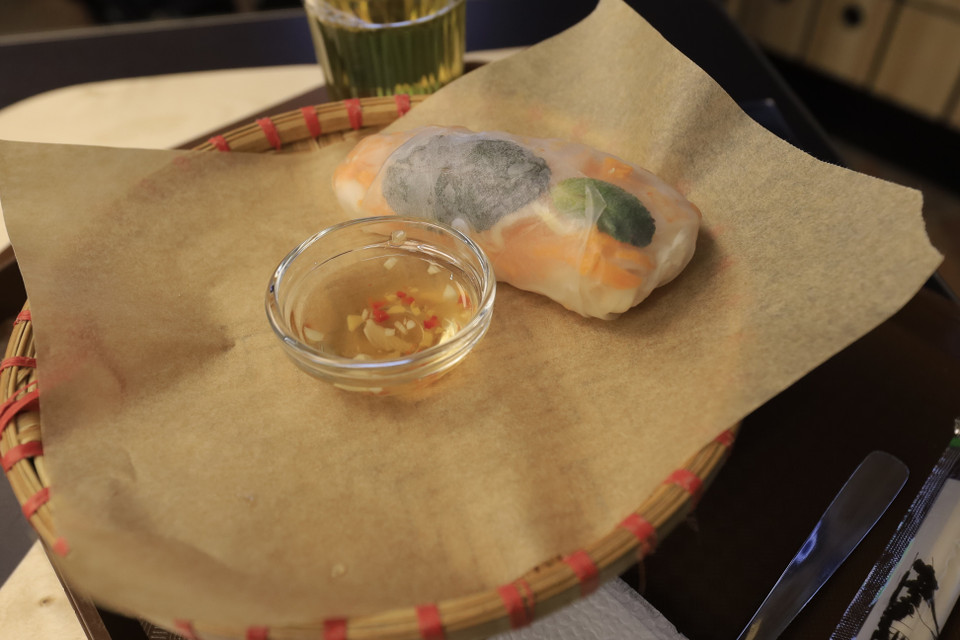 Рулетики с креветками и блюда из морепродуктов всегда привлекали местных. (Фото: ВИА)