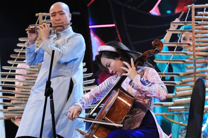 Артиста оркестра бамбуковых инструментов «Новая жизненная сила» исполняют произведение «Петух кудахчет». (Фото: ВИА)