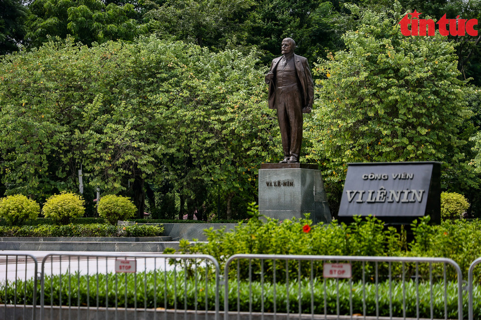 Ограждения установлены вокруг входа в парк Ленина на улице Дьенбьенфу. (Фото: ВИА)