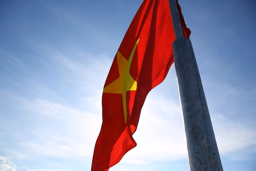 Поднялся священный флаг Родины Вьетнам. (Фото: Лам Фан / Vietnam +)