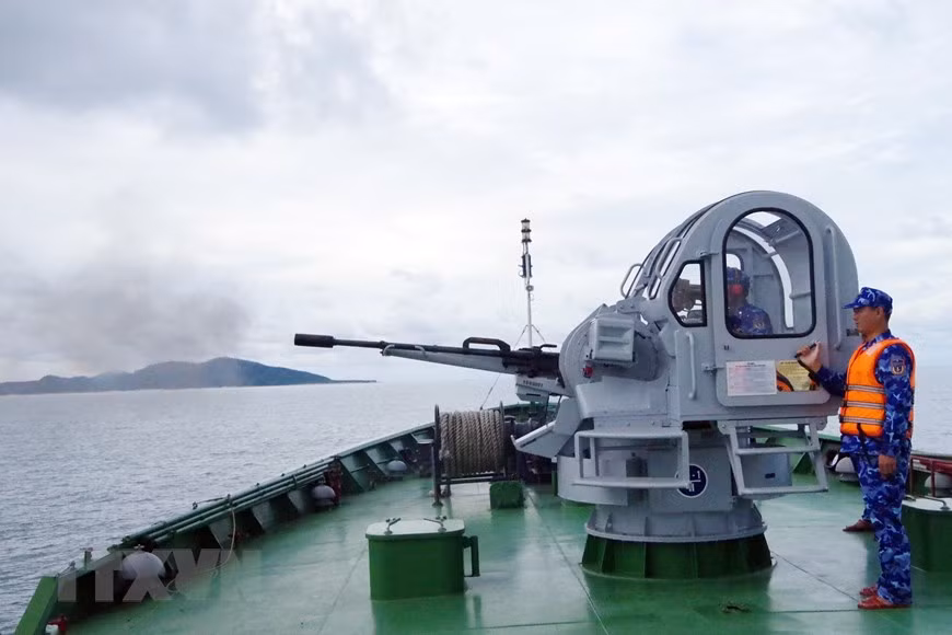 Практикование стрельбы из пушки на море. (Фото: ВИА)