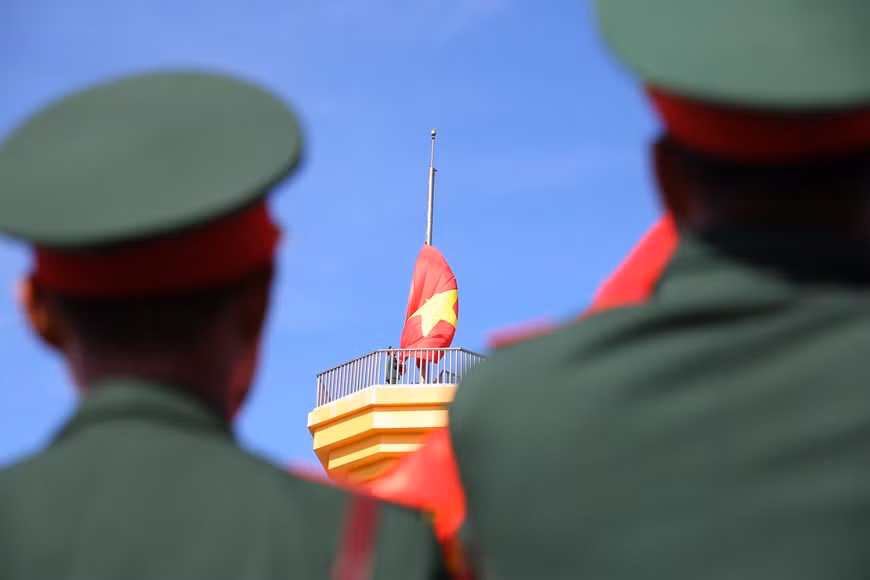 Церемония поднятия флага на вершине горы Тхойлой. (Фото: Лам Фан / Vietnam +)