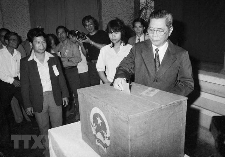 Генеральный секретарь ЦК КПВ Нгуен Ван Линь проголосовал на выборах в Национальное собрание 8-го созыва и Народные совета всех уровней на избирательном участке № 6, квартал Куантхань, район Бадинь (Ханой), утром 19 апреля 1987 года. (Фото: Суан Лам / ВИА)
