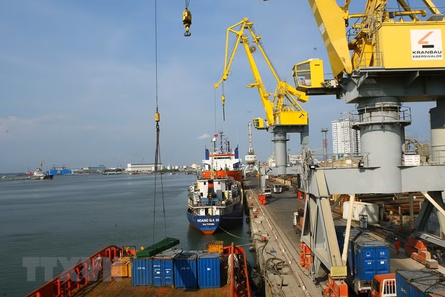 Транспортировка оборудования на буровую в порту Вьетсовпетро (г. Вунгтау). (Фото: ВИА)