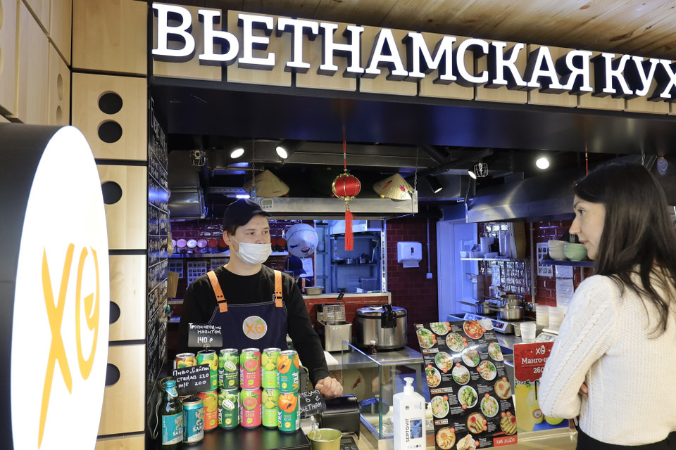 Не только блюда, многие напитки, импортируемые из Вьетнама, постепенно завоевывают предпочтение местных жителей. (Фото: ВИА)