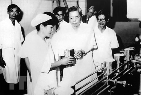 Генеральный секретарь ЦК КПВ Нгуен Ван Линь посещает молочную фабрику Dielac в Хошимине, 2 ноября 1990 года. (Фото: ВИА)