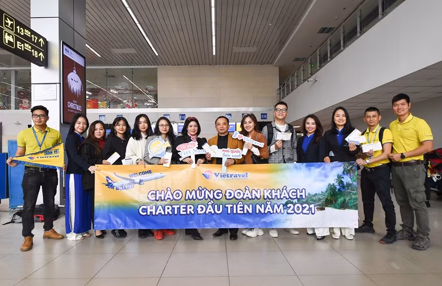 Первые пассажиры чартерного рейса из Ханоя на Фукуок. (Фото: Минь Ань / Vietnam+)