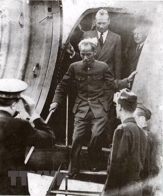 Визит во Францию, продолжавшийся более 4 месяцев (31 мая - 20 октября 1946 г.) президента Хо Ши Мина в качестве главы государства ДРВ, был одним из самых важных внешнеполитических мероприятий вьетнамского правительства в 1945-1946 годах с целью спасения мира, в то время как французские колонизаторы были полны решимости снова вторгнуться во Вьетнам. (Фото: архив/опубликовано ВИА)