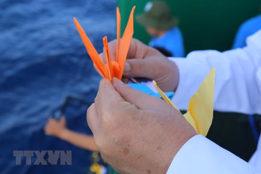 Бумажные журавли были сброшены в море офицерами и солдатами на корабле Чыонгша 571 в память о героически погибших, чтобы защитить священное море и острова Отечества. (Фото: ВИА)