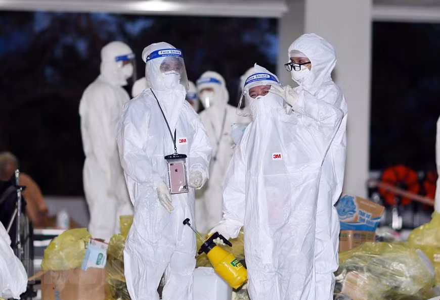 Минуты расслабления врача третьего полевого госпиталя для больных COVID-19 (город Тхудык) после смены. (Фото: Суан Кху/ВИА)