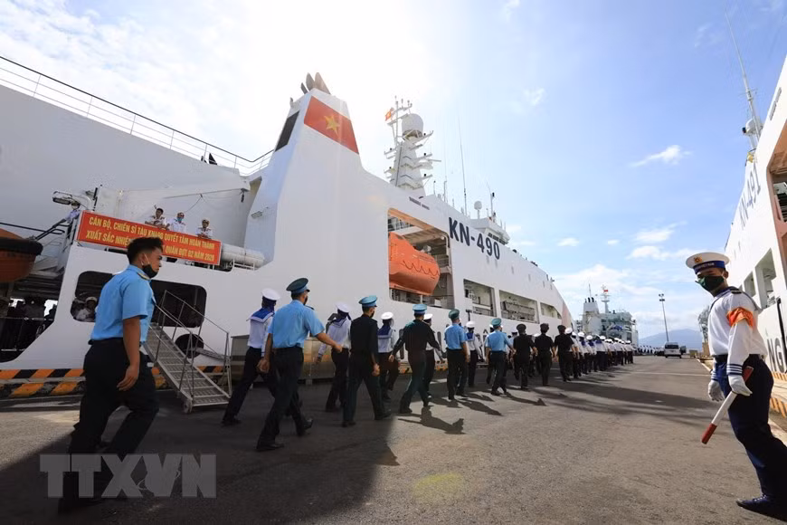 Офицеры и солдаты ВМФ на борту военного коравля, отправляющегося в Чыонгшу. (Фото: Тхань Дат/ВИА)