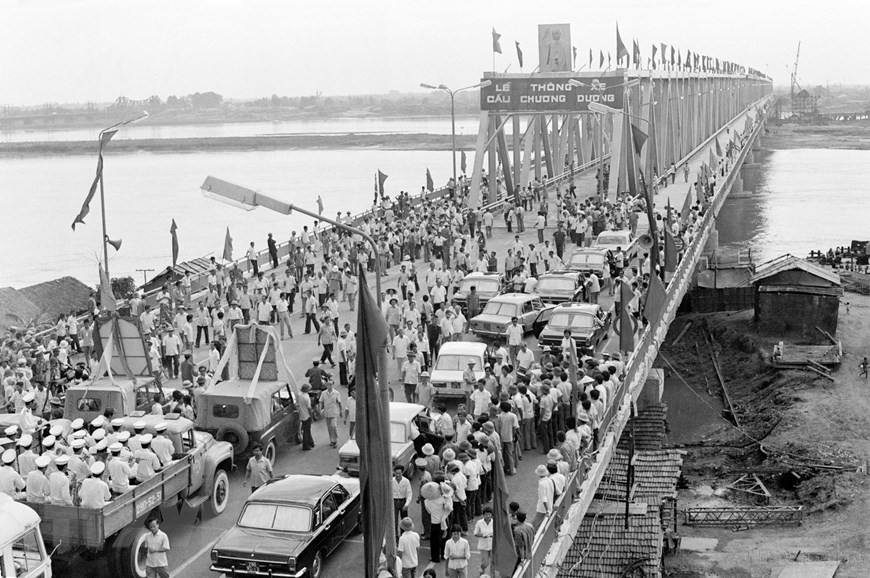 Спустя 1 год и 9 месяцев, 30 июня 1985 г., был открыт мост Тьыонгзыонг, на 12 месяцев раньше запланированного срока, что полностью сняло заторы на мосту Лонгбьен. Завершение строительства моста Тьыонгзыонг показывает усилия транспортного сектора в национальном строительстве после войны. (Фото: ВИА)