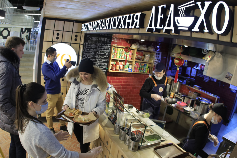 Посетители приходят в ресторан «Дед Хо» отведать блюда вьетнамской кухни. (Фото: ВИА)