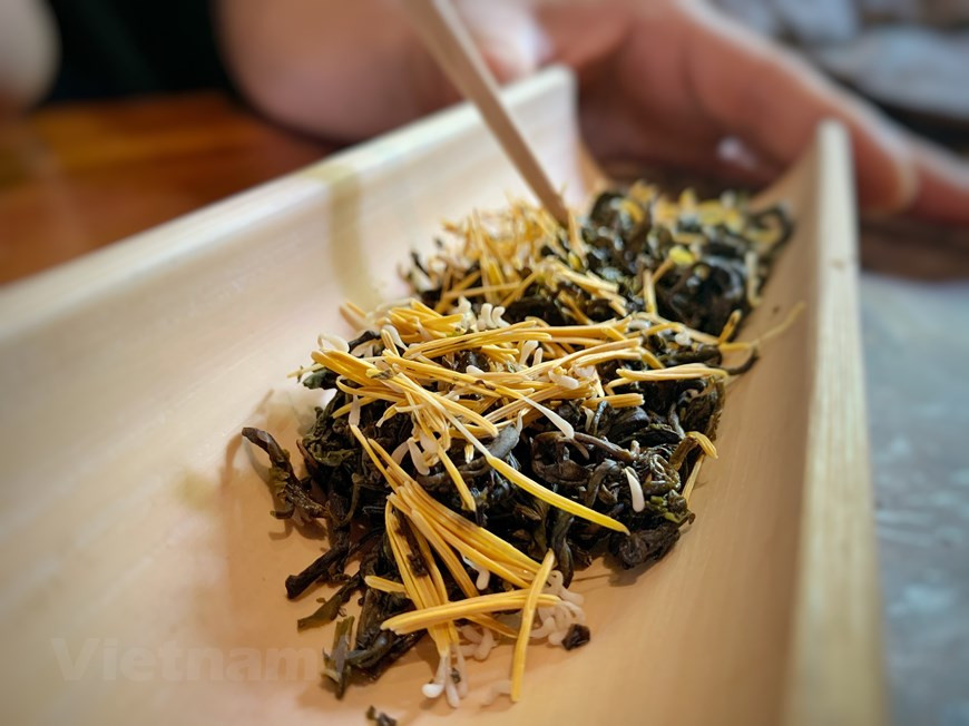 Чай из лотоса, вобранного ранним утром - это прекрасное сочетание древнего сорта чая Шан Тует и аромат лотоса « Бать зиеп». (Фото: Vietnam +)