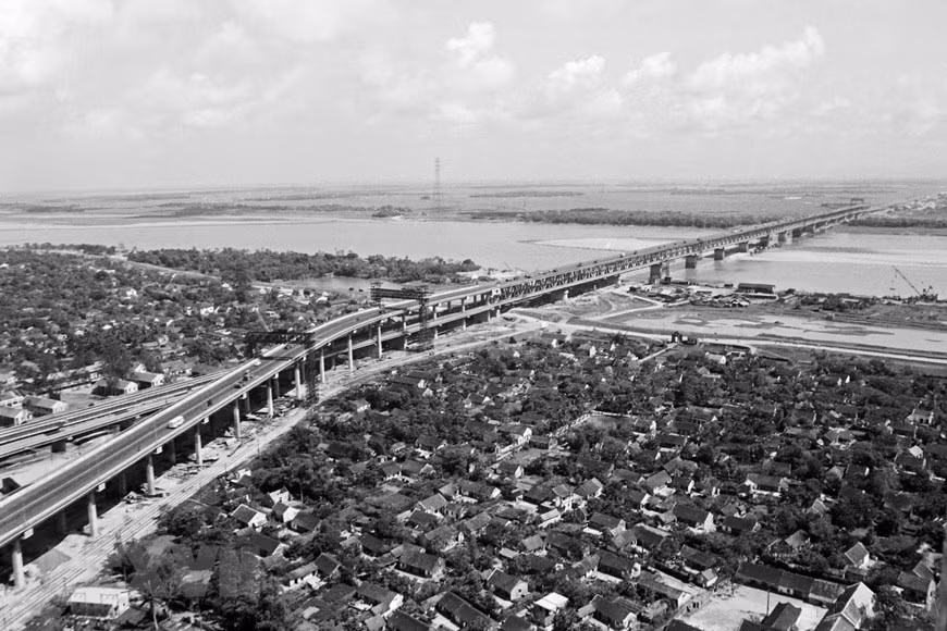 Мост Тханглонг, строительство которого было начато 26 ноября 1974 года, официально открыт 9 мая 1985 года, является самым современным мостом в Юго-Восточной Азии на то время. Работа считается одним из символов вьетнамско-советской дружбы. (Фото: ВИА)