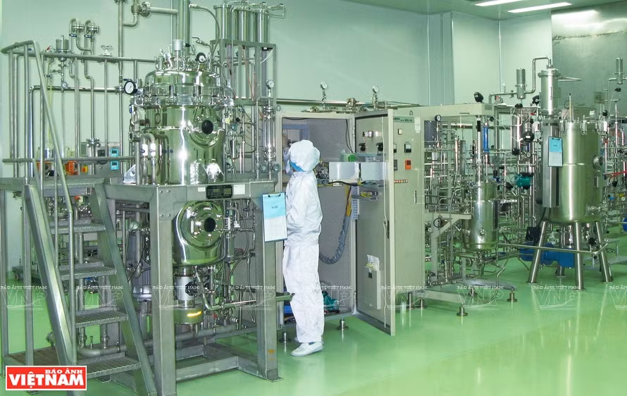 VIBIOTECH также смело инвестировала в оборудование, отвечающее международным стандартам, чтобы совершить новый прорыв в исследованиях и производстве вакцин. (Фото: ИЖВ)