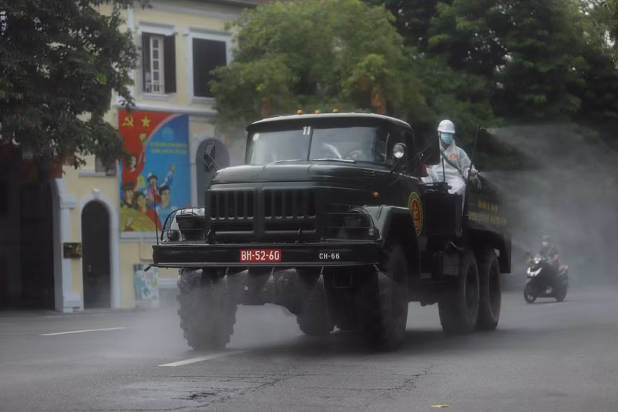 Дезинфекция на улицах в районе Хоанкием (Фото: Vietnam+)
