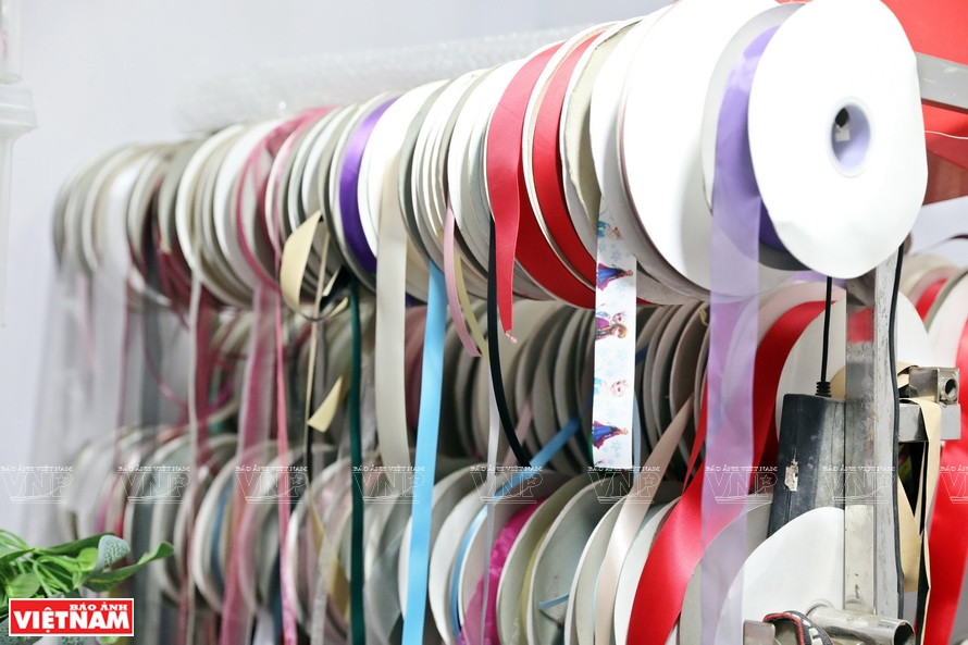 Шелковая лента – основной материал для изготовления брошей 